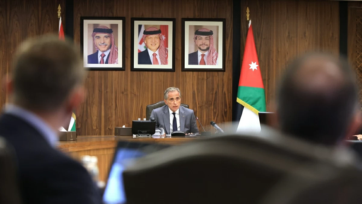 Prime Minister Jafar Hassan chairs a Cabinet session on Sunday (Petra photo) 