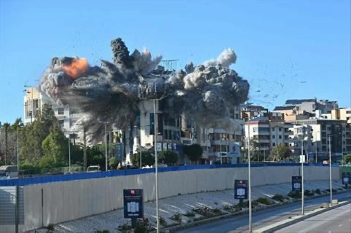 A ball of fire rises from the site of an Israeli strike that targeted a building adjacent to the highway that leads to Beirut's international airport on March 31, 2026 (AFP photo)