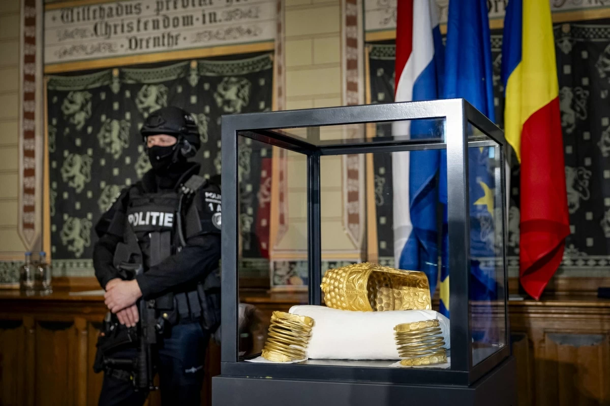 The recovered golden helmet of Cotofenesti and two gold bracelets that were stolen from the Drents Museum are displayed in a glass box in Assen on Thursday (AFP photo)