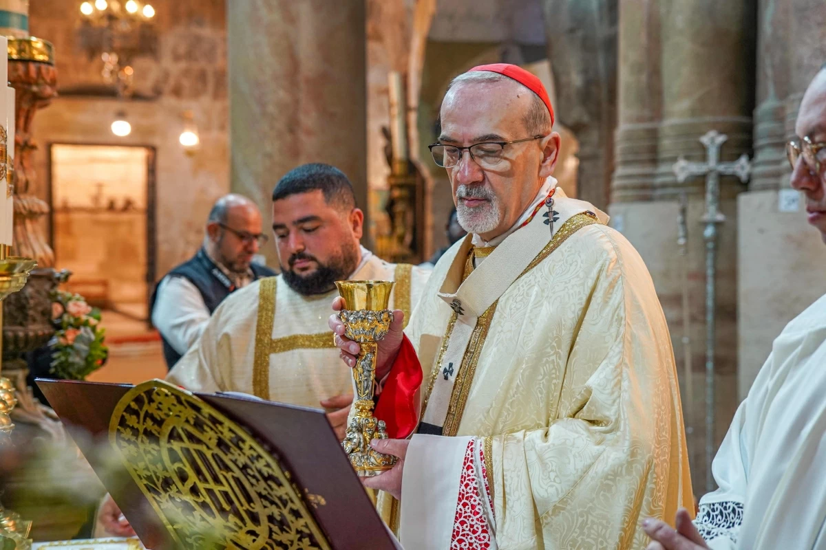 In this handout picture released by the Latin Patriarchate of Jerusalem media office, Cardinal Pizzaballa, Latin Patriarch of Jerusalem, prepares communion as he leads the Easter Sunday Mass at the Church of the Holy Sepulchre in the old city of Jerusalem on April 5, 2025 (AFP photo)