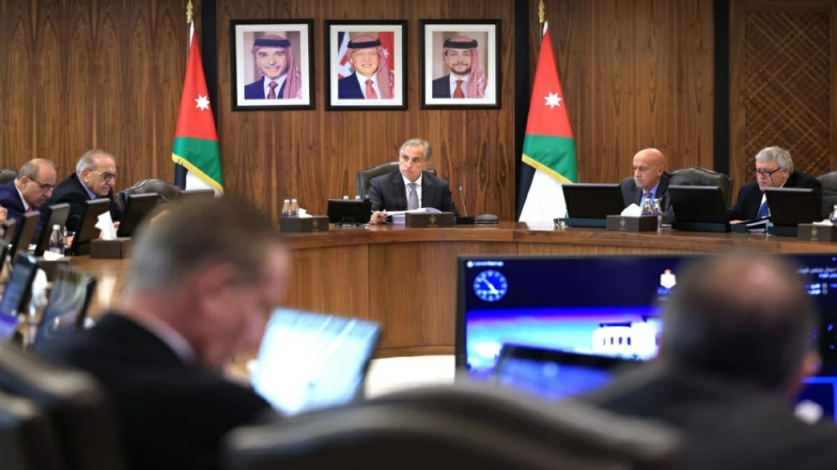 Prime Minister Jafar Hassan chairs a Cabinet session on Sunday (Al Mamlaka photo)