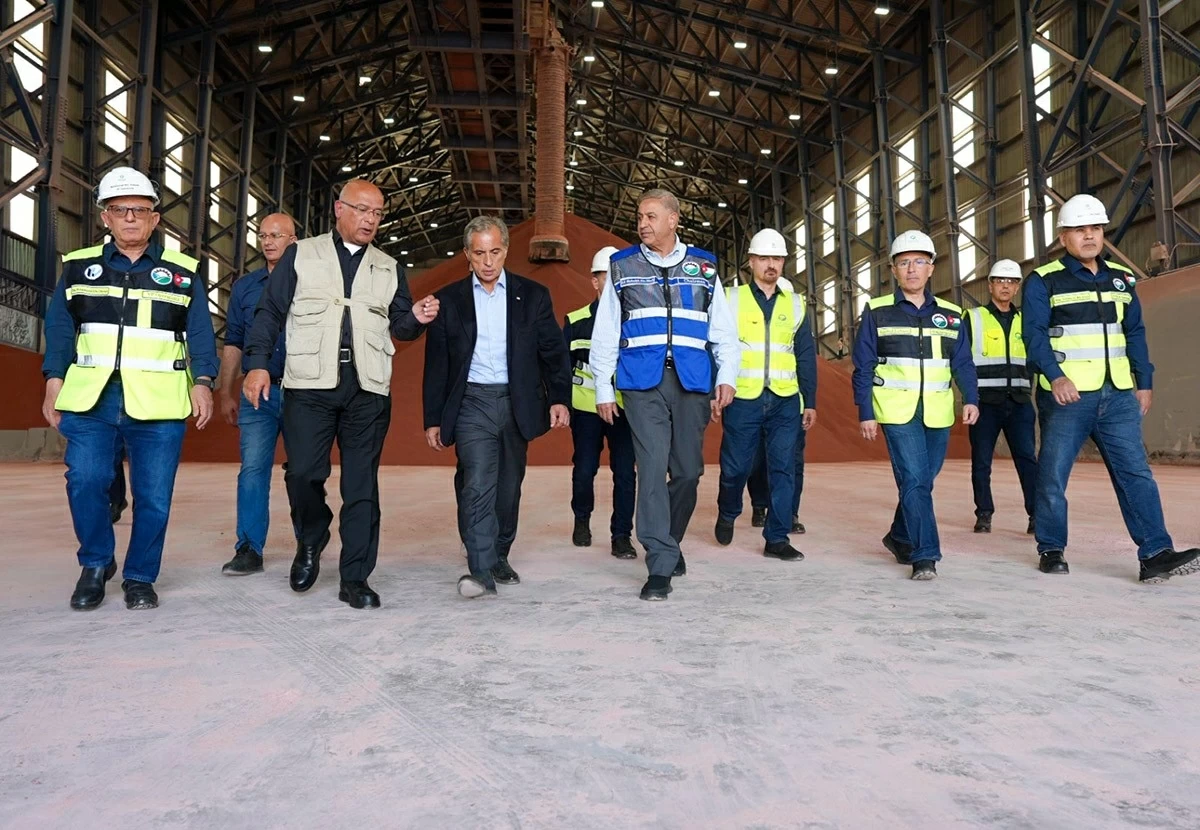 Prime Minister Jafar Hassan during a field visit to Arab Potash Company in Ghour Safi in the southern governorate of Karak (Petra photo )