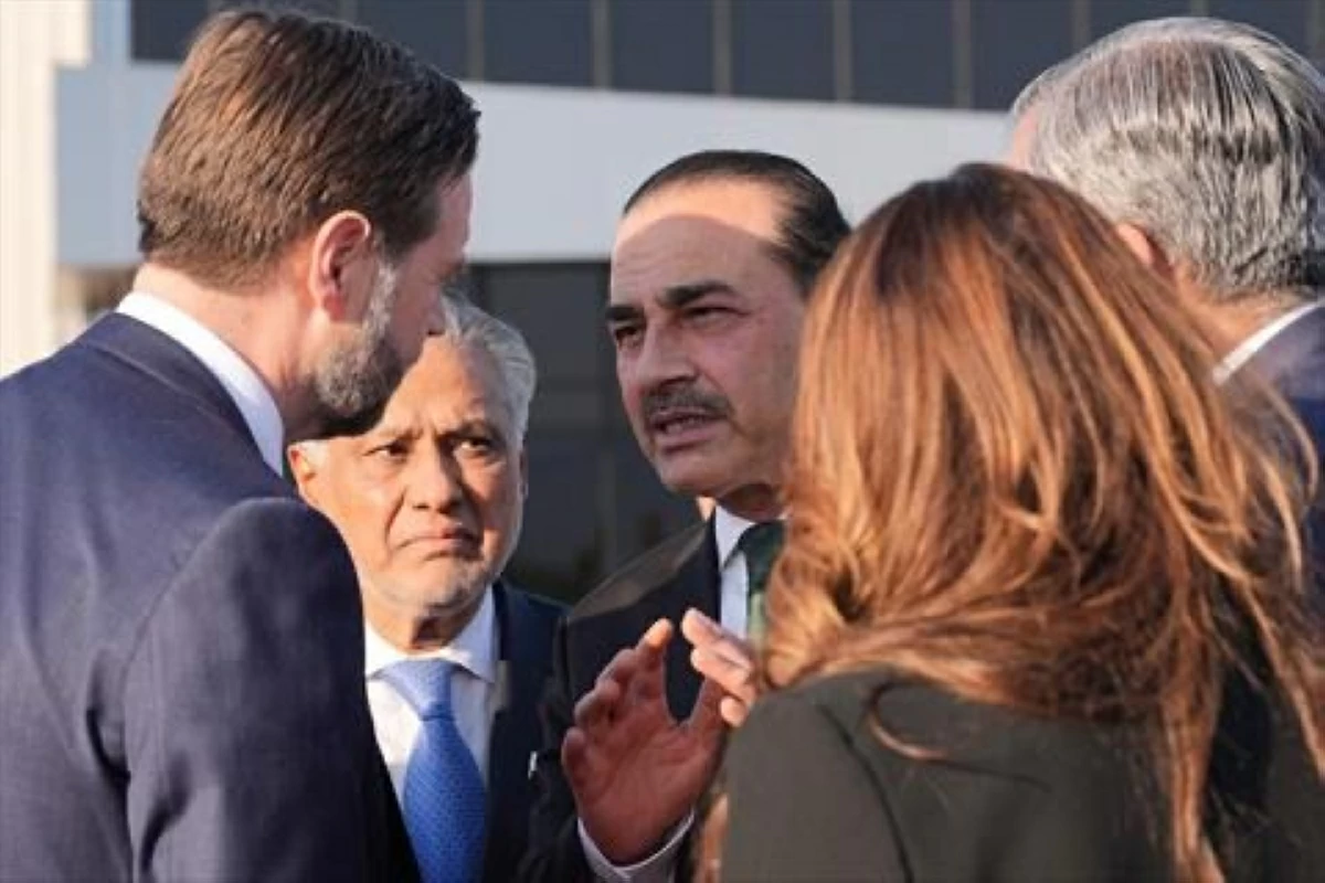 US Vice President JD Vance (L) talks to Pakistan's Army Chief and Field Marshal Syed Asim Munir (C) and Foreign Minister Ishaq Dar (2L) before boarding the Air Force Two after attending talks on Iran in Islamabad on April 12, 2026 (AFP photo)