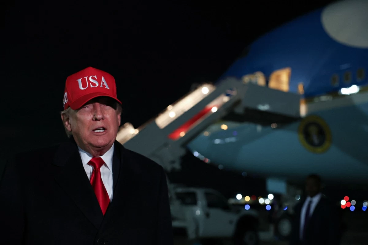 US President Donald Trump speaks the the media after disembarking from Air Force One on April 12, 2026 at Joint Base Andrews, Maryland (AFP photo)