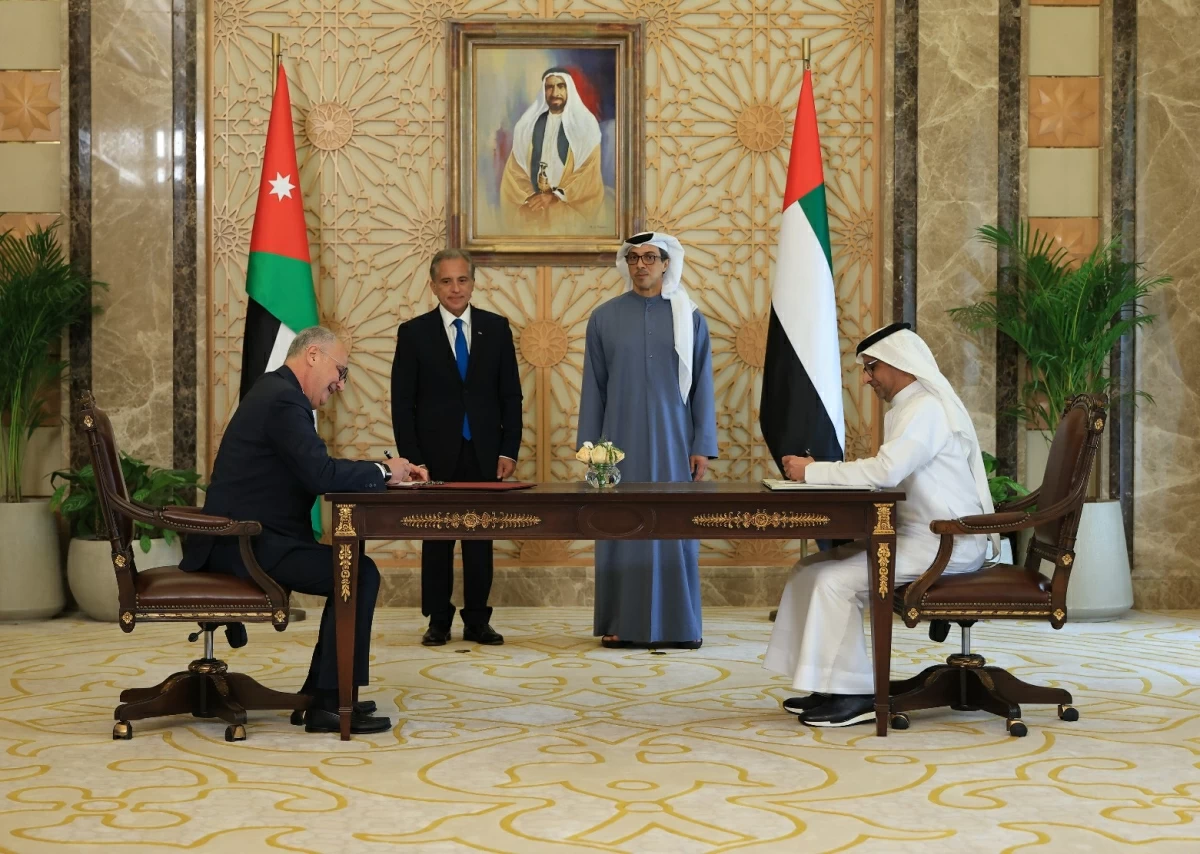 Prime Minister Jafar Hassan and UAE Vice President, Deputy Prime Minister and Chairman of the Presidential Court Sheikh Mansour Bin Zayed Al Nahyan on Wednesday witness the signing of agreements to launch the implementation of the Aqaba Port Railway project (Prime Ministry photo)
