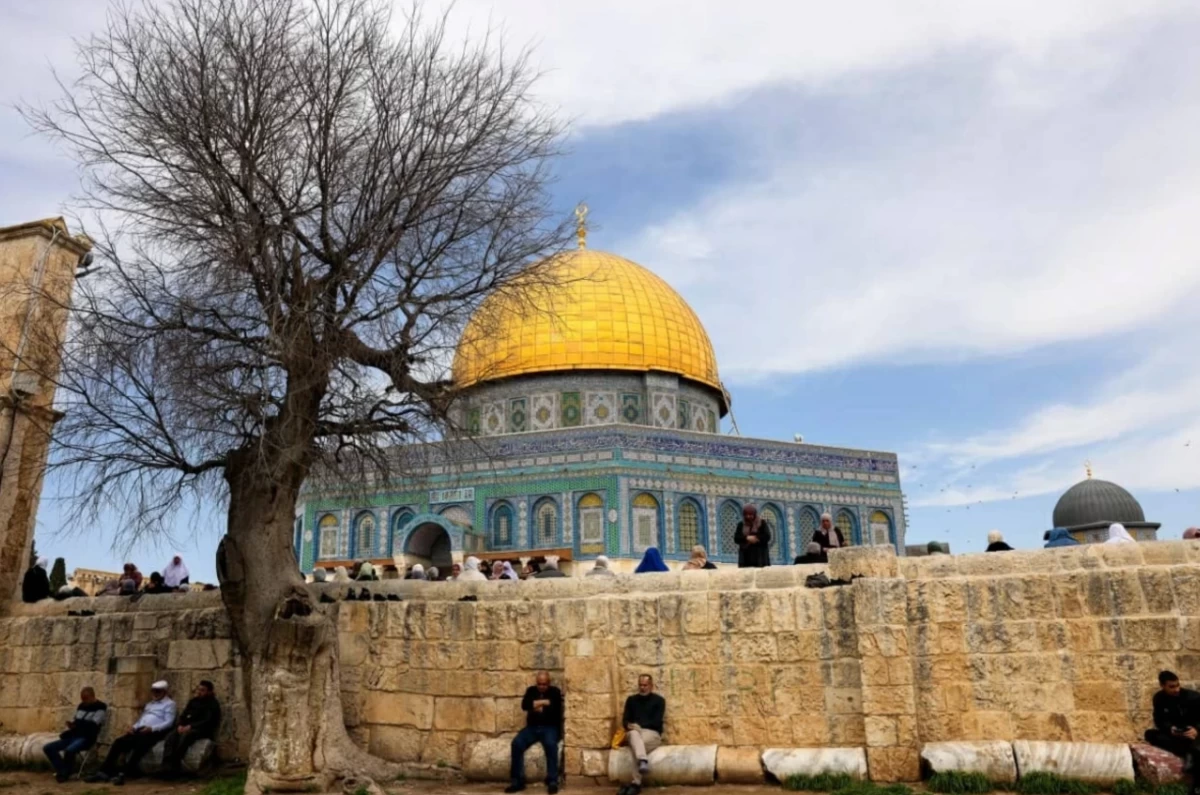 Muslim worshippers gather near the Dome of the Rock at the Al-Aqsa Mosque compound in Jerusalem on March 14, 2025, for the Friday noon prayer during their holy fasting month of Ramadan (AFP Photo)