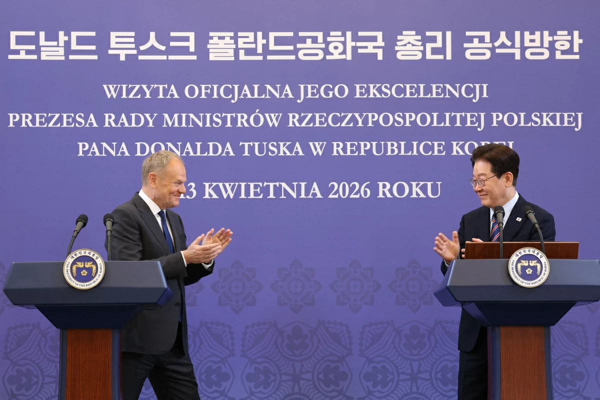 South Korean President Lee Jae-myung (right) and Poland's Prime Minister Donald Tusk attend a joint press conference at the presidential Blue House in Seoul on Monday
(AFP photo)