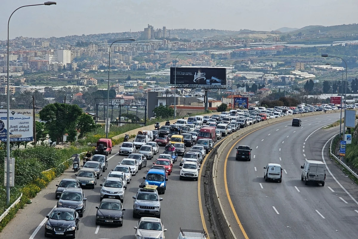 Displaced residents drive along a highway on the way back to their homes, in Rmeileh at the northern entrance of the Lebanese city of Sidon on April 17, 2026 (AFP photo)