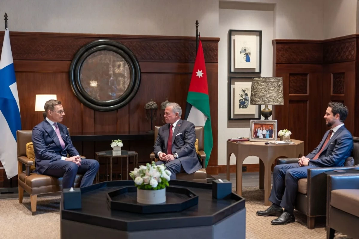 His Majesty King Abdullah meets on Sunday with Finland President Alexander Stubb at Al Husseiniya Palace (Photo courtesy of Royal Court)