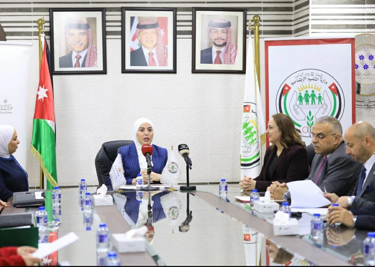 The Ministry of Social Development and the King Abdullah II Centre for Excellence sign a MoU to launch the ‘Corporate Seal for Supporting and Empowering Women’ (Photo courtesy of the Ministry of Social Development)