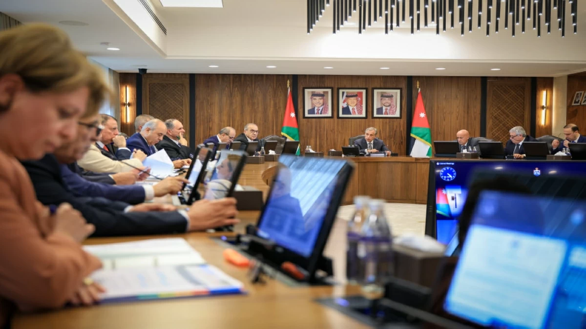 Prime Minister Jafar Hassan chairs a Cabinet session on Sunday (Al Mamlaka photo)