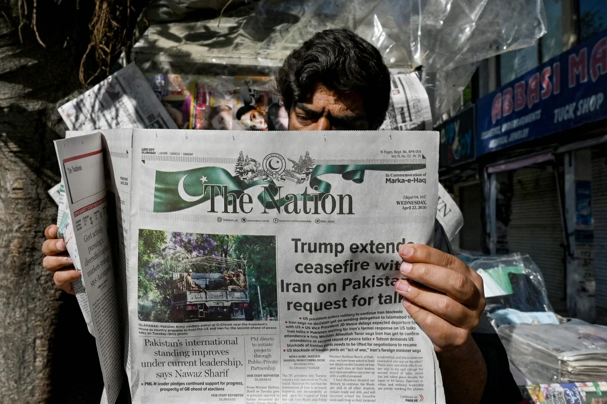 A man reads a newspaper with a front page article referring to anticipated US-Iran peace talks, at a stall in Islamabad on April 22, 2026 (AFP photo)