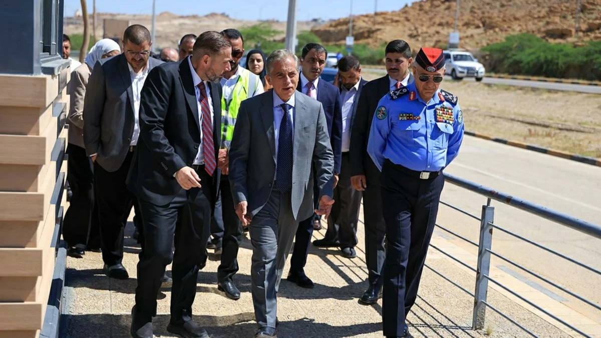 Prime minister inspects Dead Sea projects, calls for timely delivery