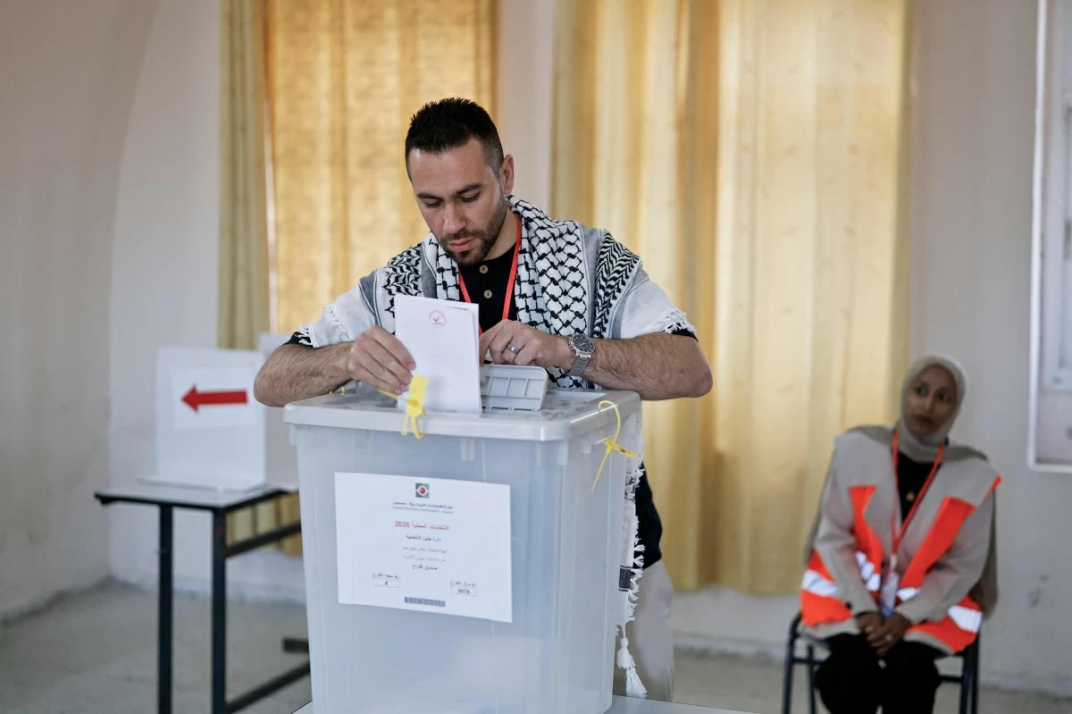 A Palestinian man casts his vote during municipal elections in the Israeli-occupied West Bank city of Jenin on April 25, 2026 (AFP photo)