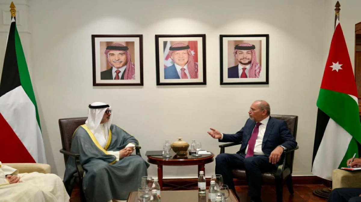 Foreign minister, Kuwaiti counterpart discuss cooperation, regional developments