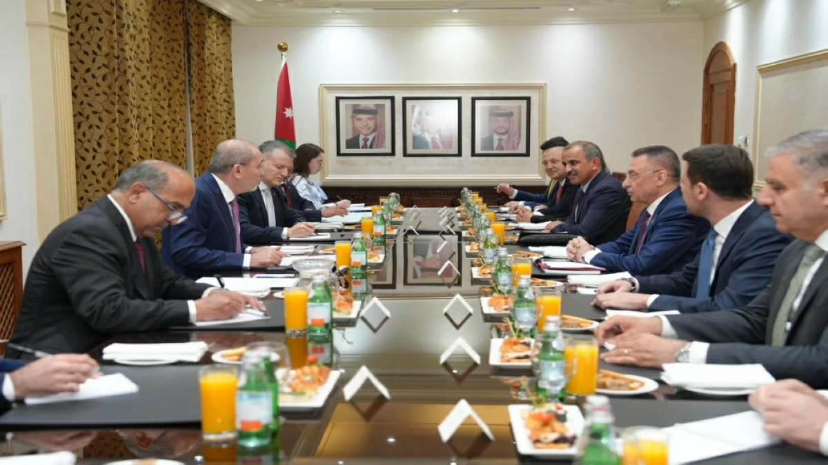 Deputy Prime Minister and Foreign Minister Ayman Safadi on Monday receives Fuat Oktay, head of the Foreign Affairs Committee in the Turkish Parliament
(Petra photo)