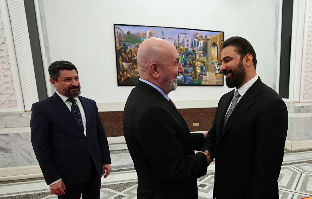 This handout photograph released by the Iraqi Presidency Press Office on April 27, 2026 shows Iraq's President Nizar Amede (C) shaking hands with newly Iraq's Prime Minister designated Ali Al Zaidi (R), in Bagdad (AFP photo)