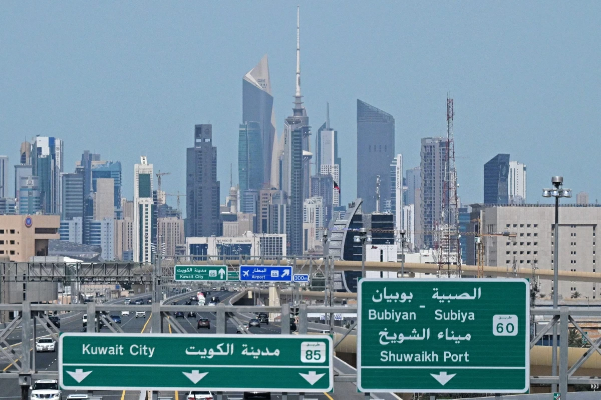 Vehicles drive along the highway in Kuwait City on April 29, 2026 (AFP photo)