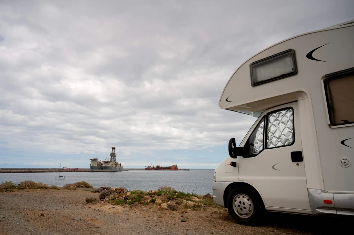 A motorhome with the port of Granadilla de Abona in the background is pictured on the island of Tenerife in Spain's Canary Islands on May 7, 2026 (AFP photo) 