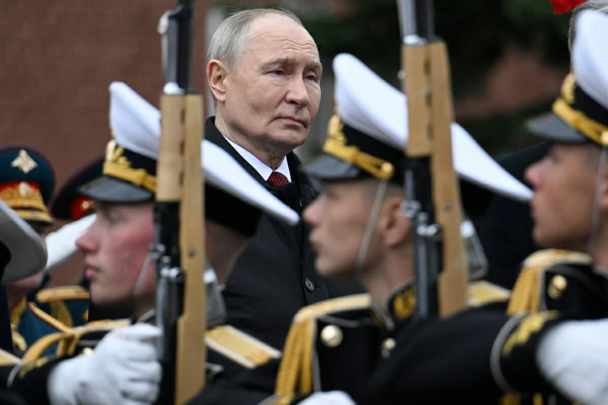 Russian President Vladimir Putin attends a ceremony to lay flowers at the Tomb of the Unknown Soldier by the Kremlin wall in central Moscow on May 9, 2026 (AFP photo) 
