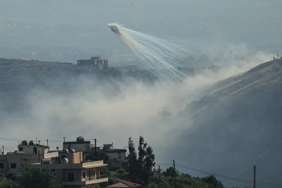 A photograph taken from the southern area of Marjayoun shows trails of smoke during Israeli shelling on the outskirts of the village of Yohmor on May 10, 2026 (AFP photo) 