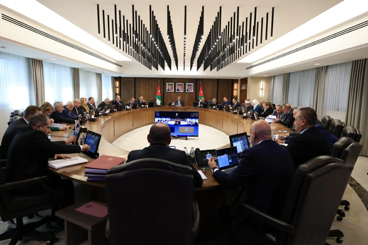 The Cabinet endorses the 2026 draft amendments to Local Administration Law on Sunday, during a session chaired by Prime Minister Jafar Hassan
(Petra photo)