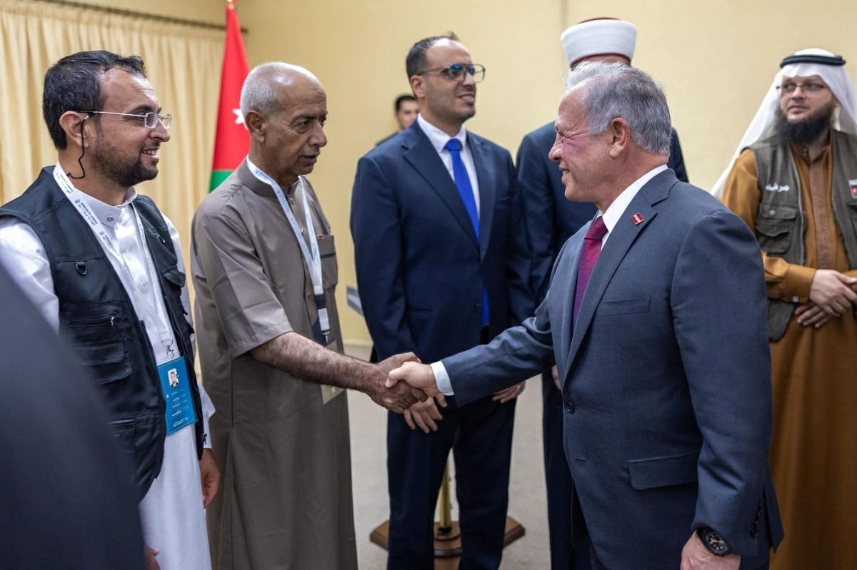King sees off families of martyrs leaving to perform Hajj