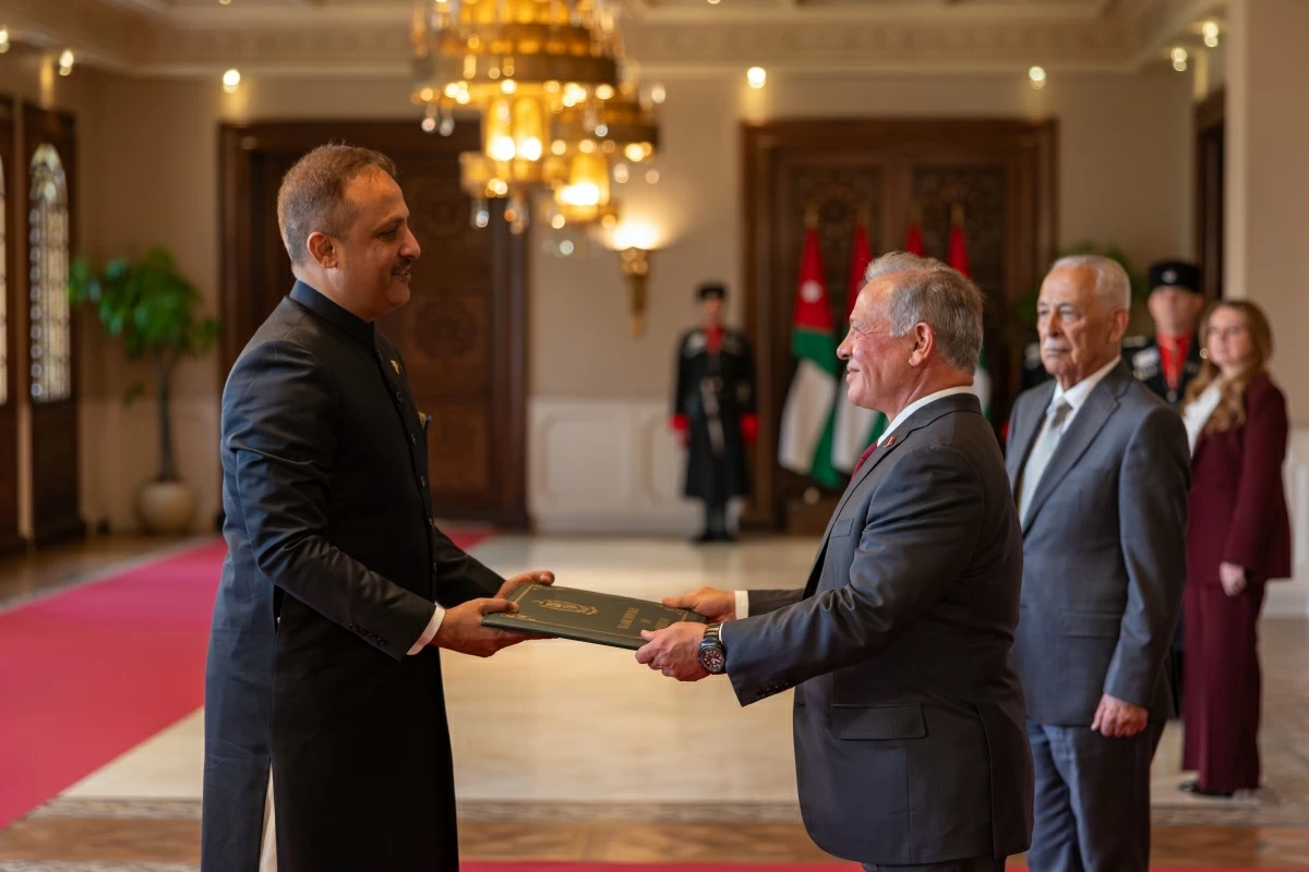 His Majesty King Abdullah accepts the credentials of Ambassador of Pakistan to Jordan Khurram Sarfraz Khan, during a ceremony at Basman Palace (Photo courtesy of Royal Court)