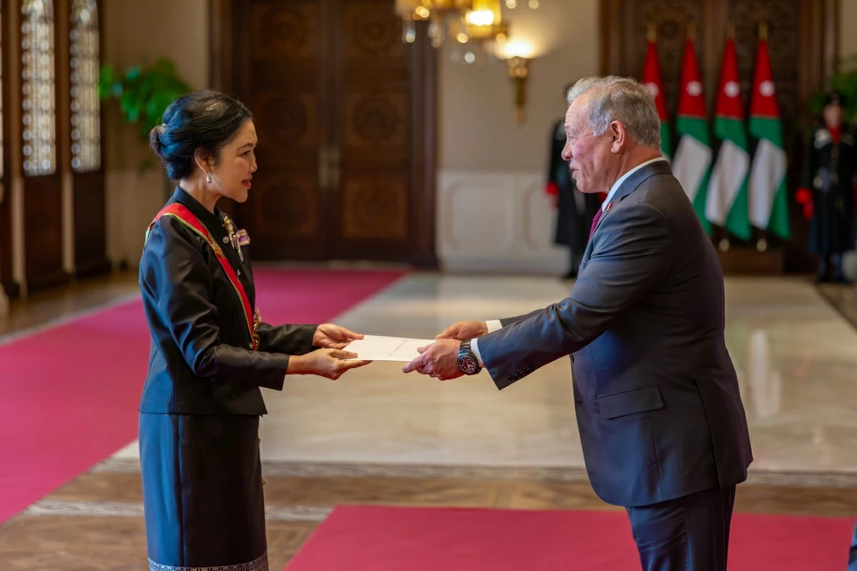 His Majesty King Abdullah accepts the credentials of Ambassador of Thailand to Jordan Jiraporn Jirampaikool, during a ceremony at Basman Palace (Photo courtesy of Royal Court)
