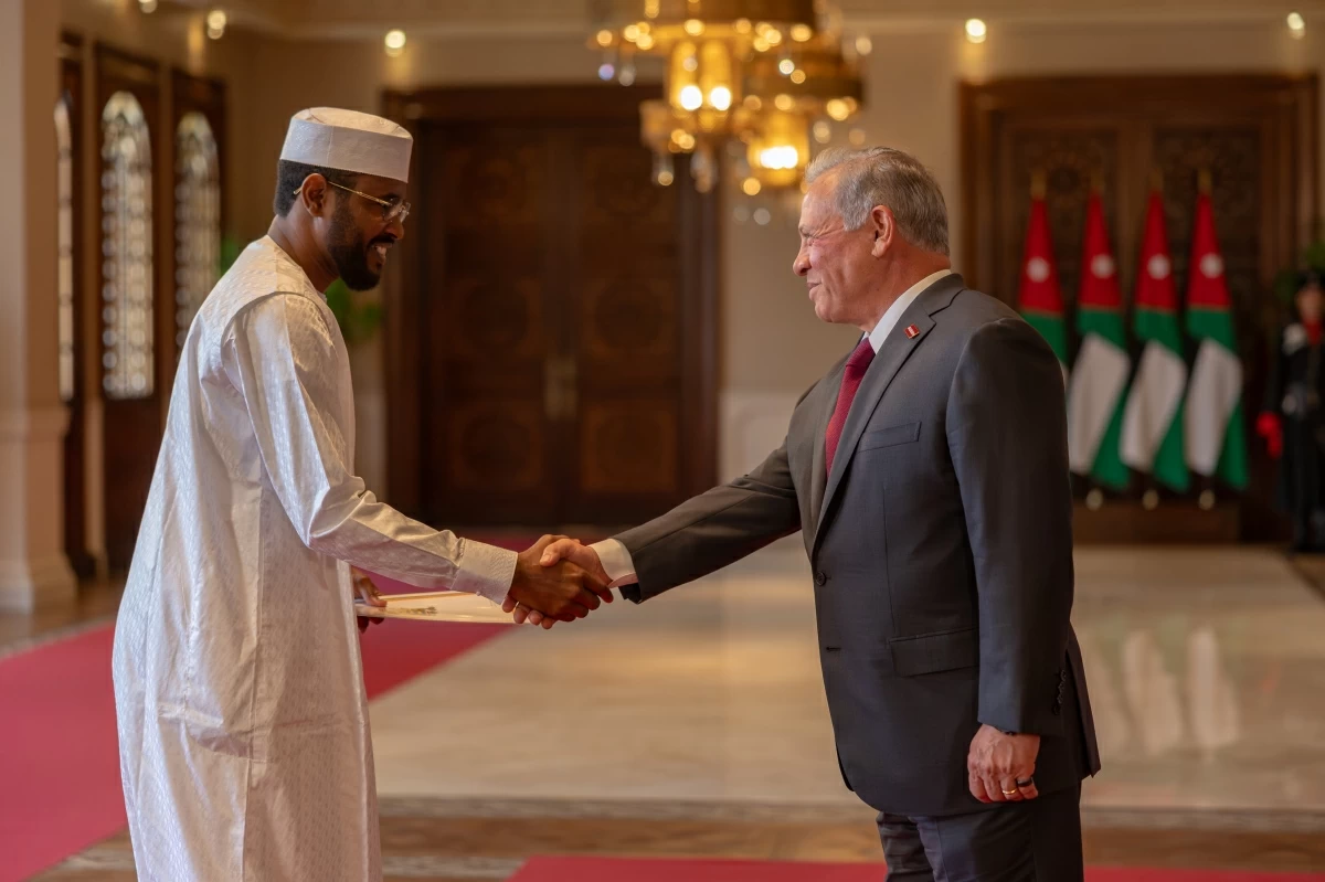 His Majesty King Abdullah accepts the credentials of Chad’s non-resident Ambassador to Jordan Oumar Teguen Idibei Berde, during a ceremony at Basman Palace (Photo courtesy of Royal Court)