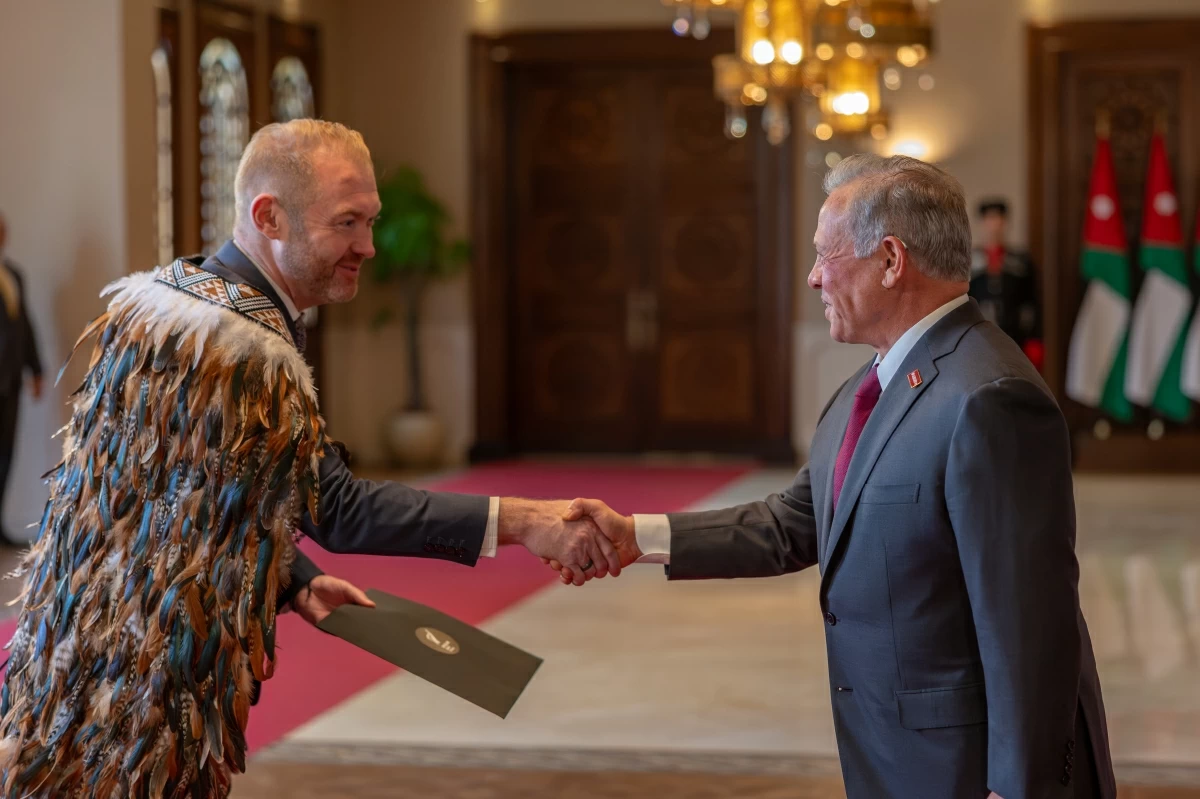 His Majesty King Abdullah accepts the credentials of New Zealand’s non-resident Ambassador to Jordan Greg Lewis, during a ceremony at Basman Palace (Photo courtesy of Royal Court)