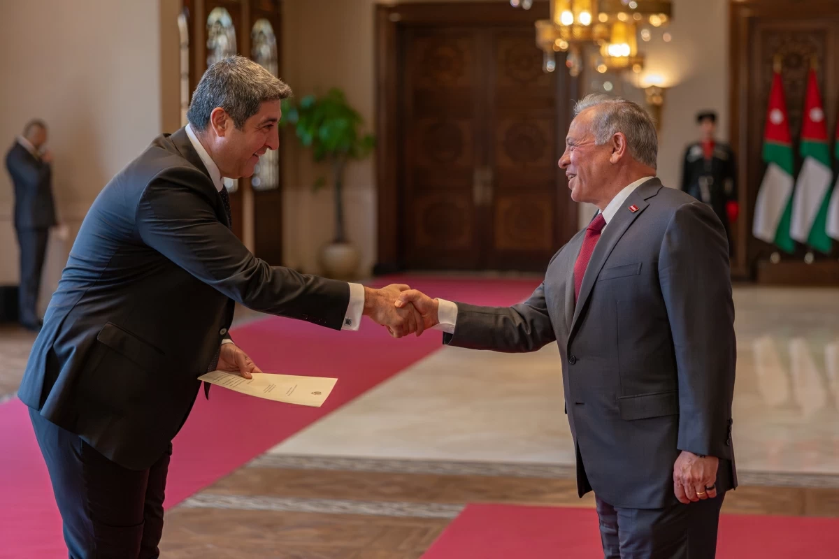 His Majesty King Abdullah accepts the credentials of Armenia’s non-resident Ambassador to Jordan Arsen Arakelyan, during a ceremony at Basman Palace (Photo courtesy of Royal Court)