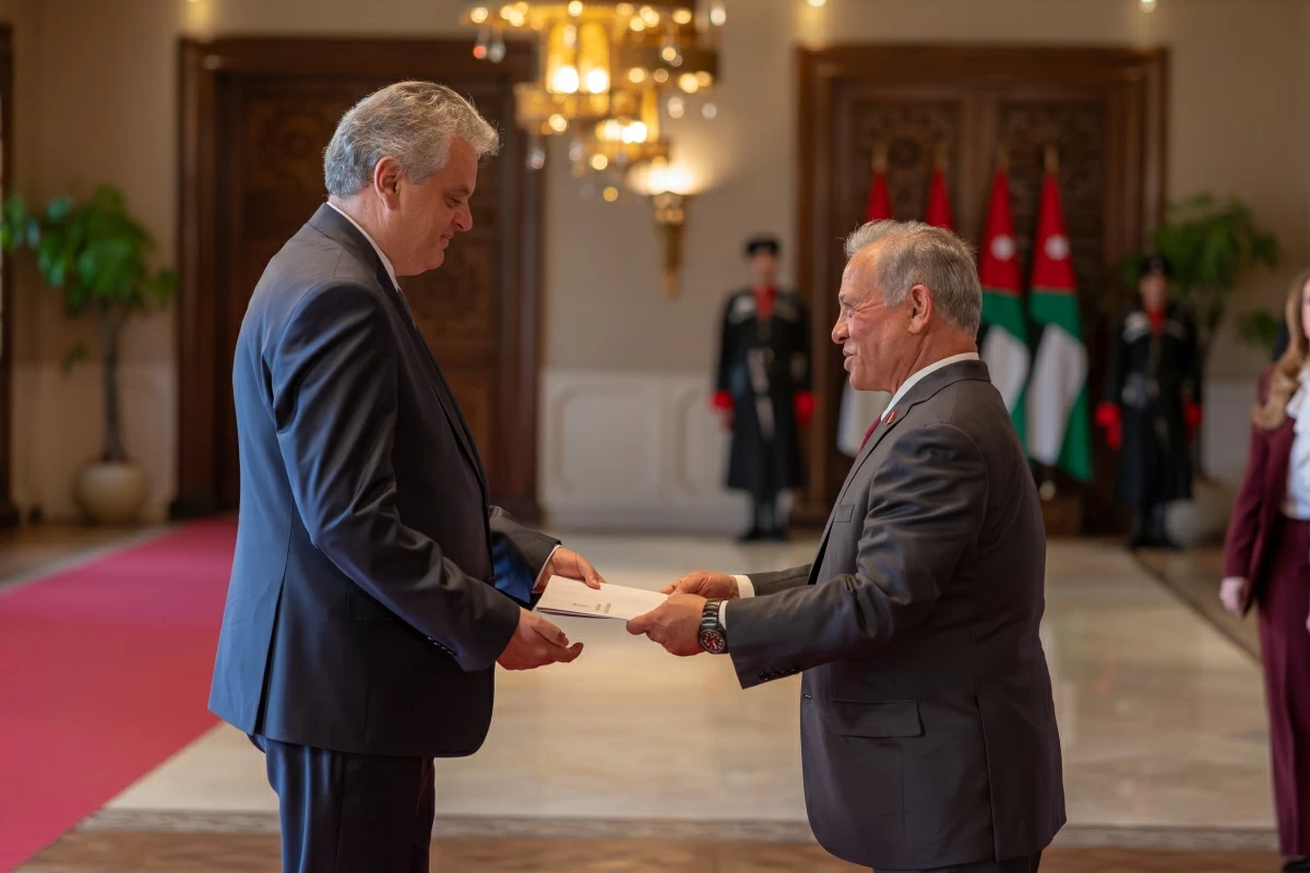 His Majesty King Abdullah accepts the credentials of Moldova’s non-resident Ambassador to Jordan Oleg Serebrian, during a ceremony at Basman Palace (Photo courtesy of Royal Court)