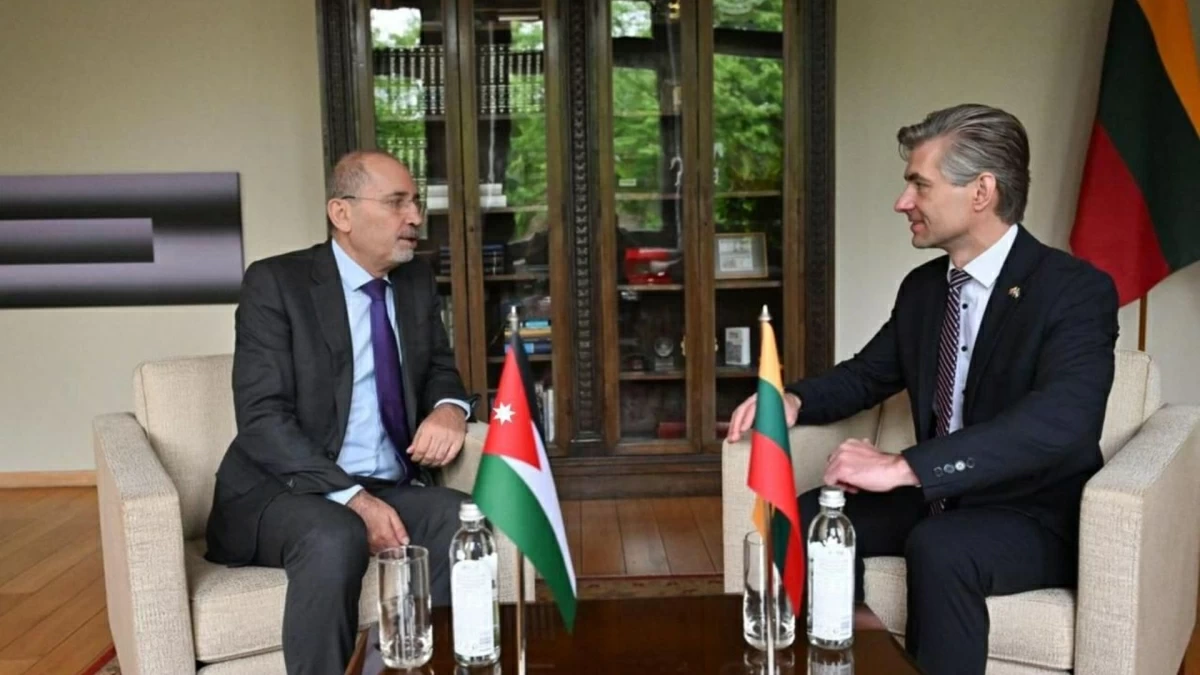 Deputy Prime Minister and Foreign Minister Ayman Safadi (left) hold talks on Monday with Lithuanian Foreign Minister Kęstutis Budrys on ways to enhance bilateral relations and expand cooperation across a range of sectors
(Photo courtesy of Foreign Ministry)