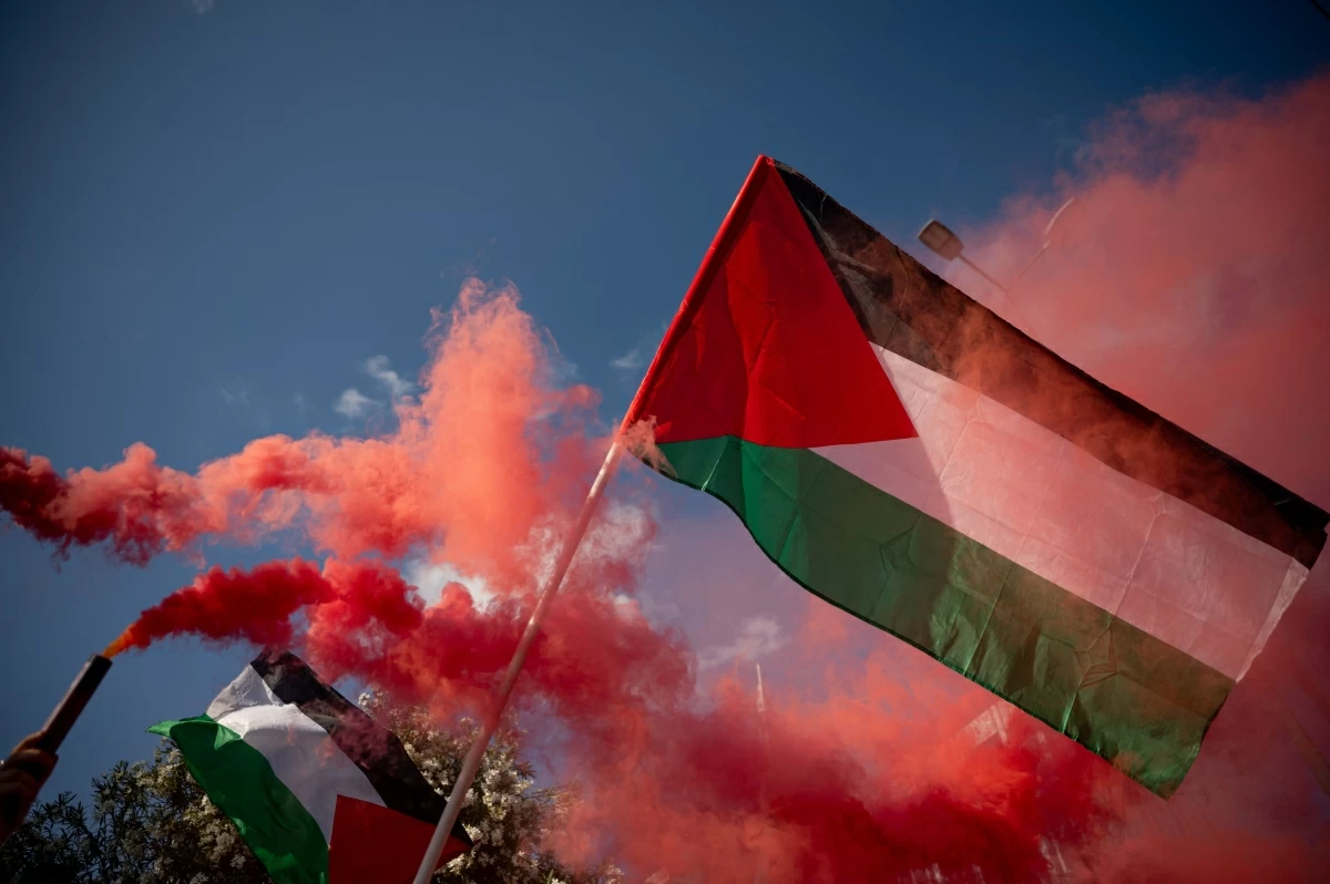A Palestinian flag is pictured against a background of smoke grenades during a gathering against the interception of the Global Sumud Flotilla by the Israeli Navy off the coast of Cyprus outside the Ministry of Foreign Affairs in Athens on May 18, 2026
(AFP photo)