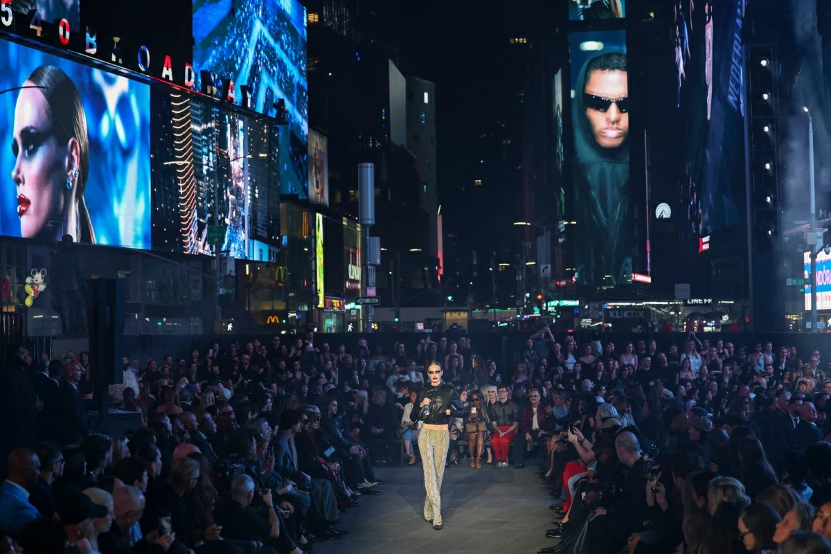 Gucci übernimmt den Times Square in New York für eine Modenschau