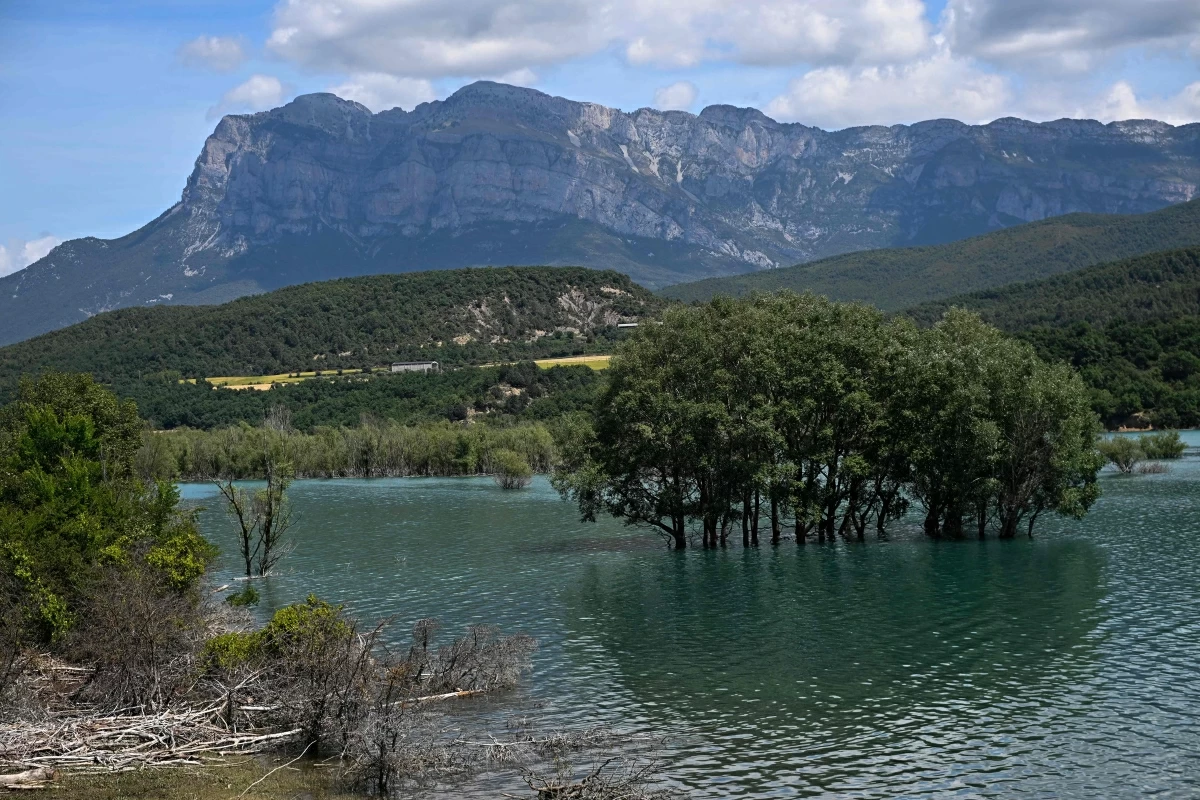 This photograph taken on May 19, 2026 shows a view of the Mediano reservoir amid high water level, in Mediano, Huesca province. This long-term project shows an inventory of several sites in Spain which are suffering from drought. Photos of the same places are taken every month over a very long period (AFP photo)