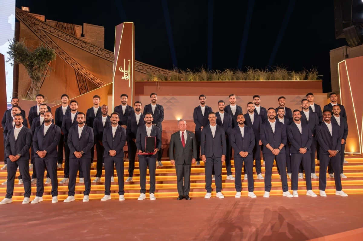 His Majesty King Abdullah bestows medals on distinguished Jordanian individuals and national institutions on the 80th Independence Day, in recognition of their achievements (Photo courtesy of Royal Court)