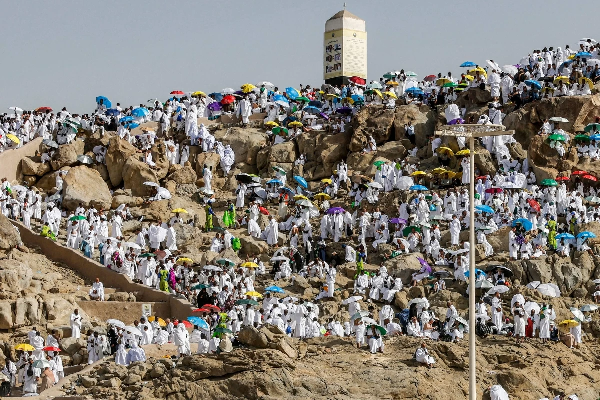 Muslim pilgrims pray on Saudi Arabia's Mount Arafat, also known as Jabal Al Rahma or Mount of Mercy, during the climax of the Hajj pilgrimage early on May 26, 2026
(AFP photo)