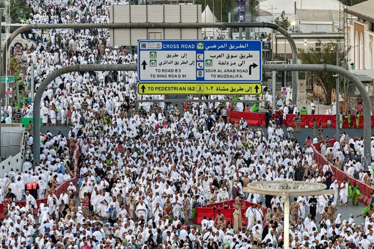 Muslim pilgrims pray near Saudi Arabia's Mount Arafat, also known as Jabal al-Rahma or Mount of Mercy, during the climax of the Hajj pilgrimage early on May 26, 2026 (AFP photo)