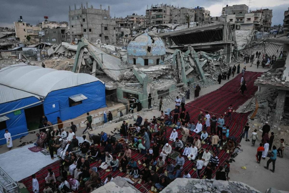 Palestinians gather on a heavily damaged street to perform morning prayers marking the start of Eid Al Adha, the Feast of Sacrifice, in Khan Yunis in the southern Gaza Strip on May 27, 2026 (AFP photo)