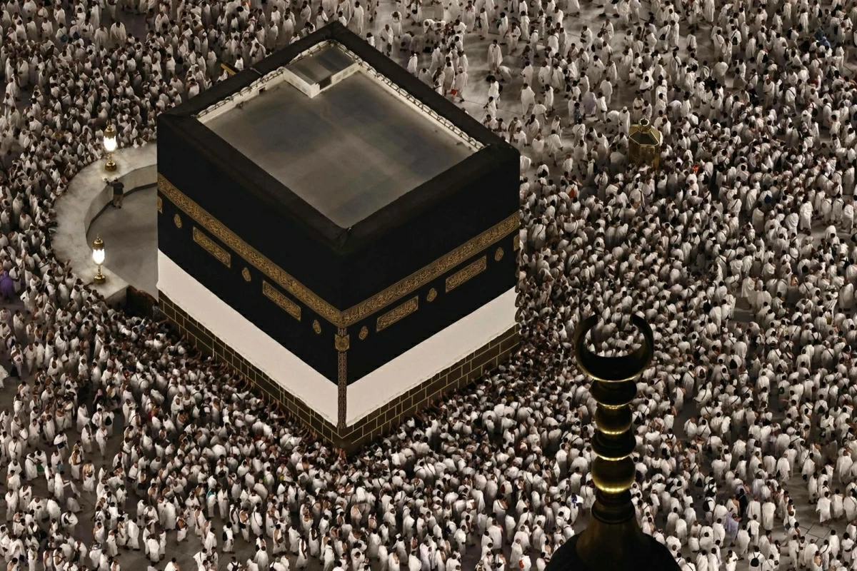 Muslims perform the evening prayer around the Kaaba, Islam's holiest shrine, at Grand Mosque complex on May 24, 2026, ahead of the annual Hajj pilgrimage (AFP photo)