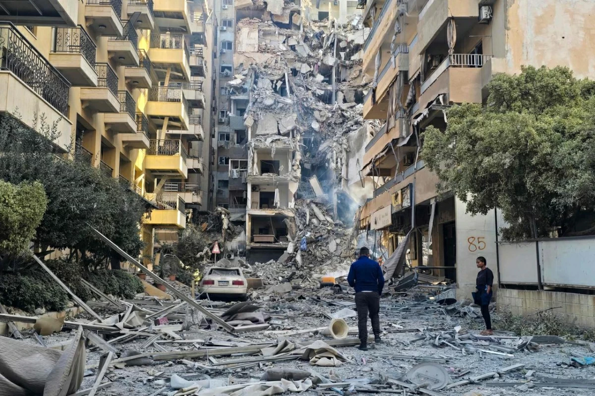 People look at the damages at the site of an Israeli strike in Tyre, southern Lebanon, on May 28, 2026 (AFP photo)