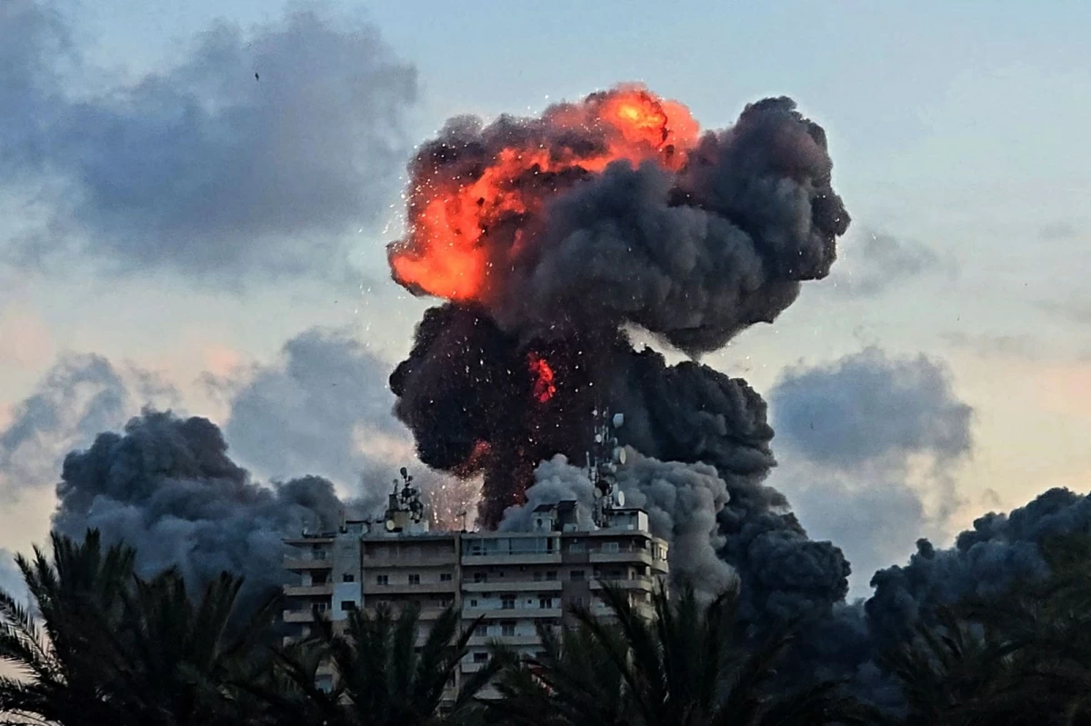 A fireball and smoke erupt from a building following an Israeli strike in Tyre, southern Lebanon, on May 28, 2026
(AFP photo)