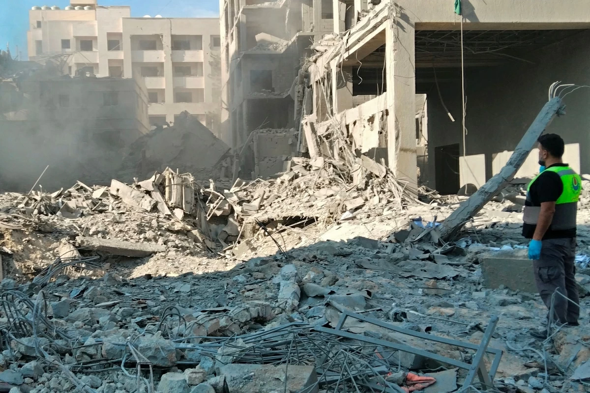 A civil defence worker inspects the site of an Israeli strike in the southern Lebanese city of Tyre on May 31, 2026
(AFP photo)