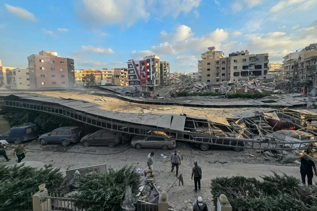 People gather at the site of an Israeli strike that hit near a hospital in the southern Lebanese city of Tyre on June 1, 2026
(AFP photo)