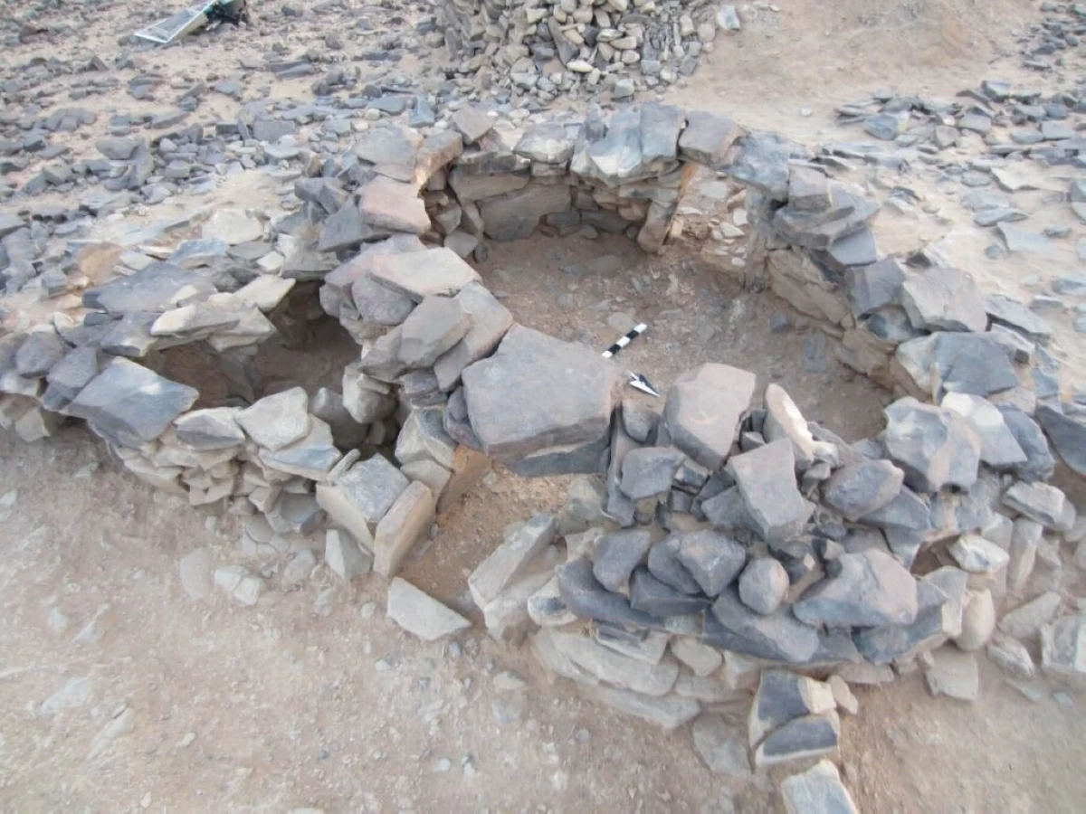 Neolithic house with two entrances and external storage area on the slope of Mesa 4 in Wadi Qattafi
(Photo by Y. M. Rowan)