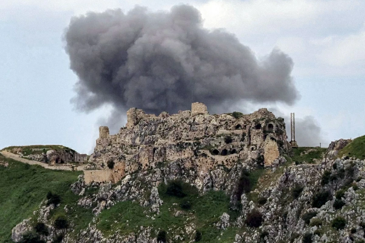 Smoke rises from Israeli bombardment on the village of Yohmor in southern Lebanon behind the 12th century Crusader-era Beaufort (Belfort) Castle on May 6, 2026 (AFP photo)