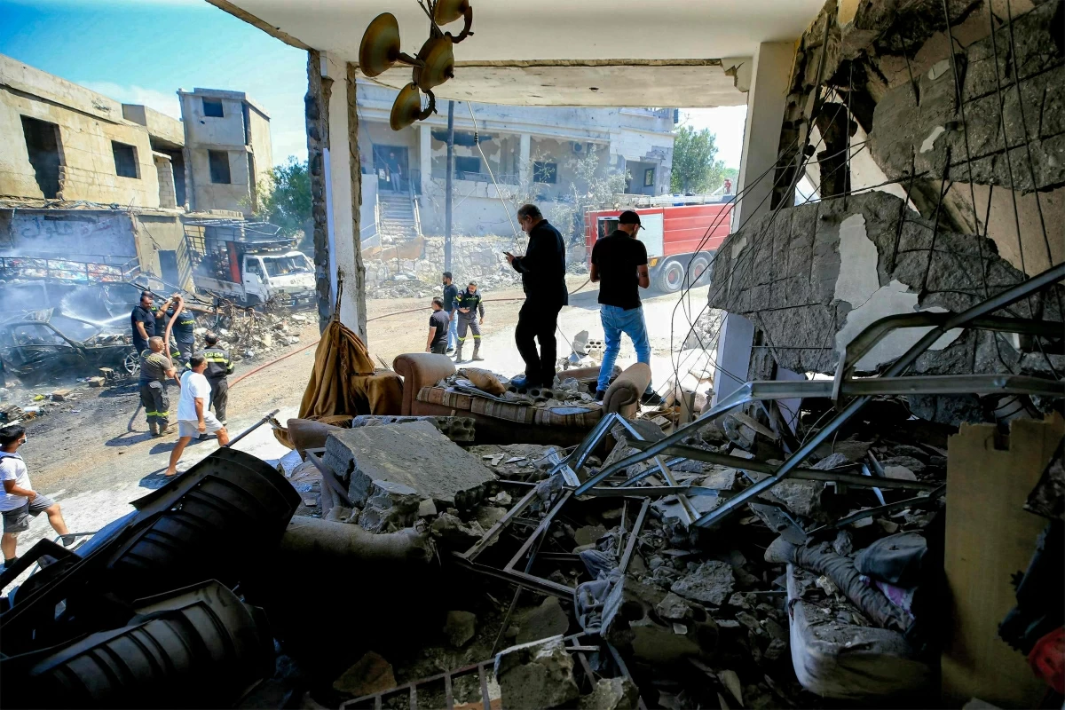 People inspect damage following Israeli bombardment on a building in the village of Saksakiyeh in southern Lebanon on June 6, 2026 (AFP photo)