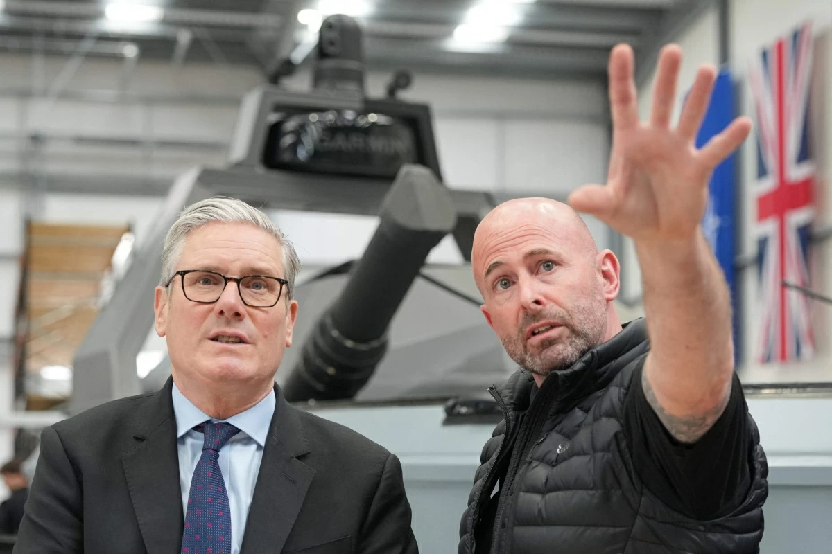 Britain's Prime Minister Keir Starmer is shown a Vanta system as he visits defence contractor STARK in Swindon, south west England on June 5, 2026 (AFP photo)